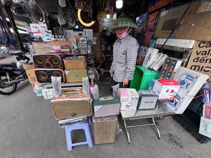 Loa karaoke ở chợ Nhật Tảo chỉ còn lác đác vài người kinh doanh.