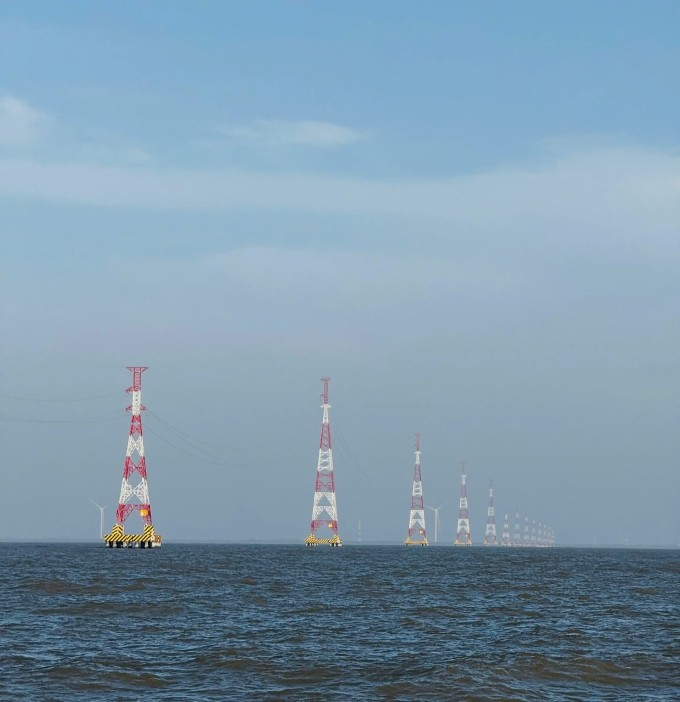 Đường dây trên không vượt biển kéo điện từ Cần Thơ ra Côn Đảo. Ảnh: An Phương