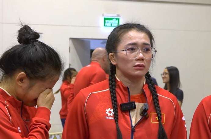 Khoảnh khắc xúc động của Mỹ Hạnh và Mỹ Linh khi giành HCV SEA Games 33. (Ảnh: CTCL)