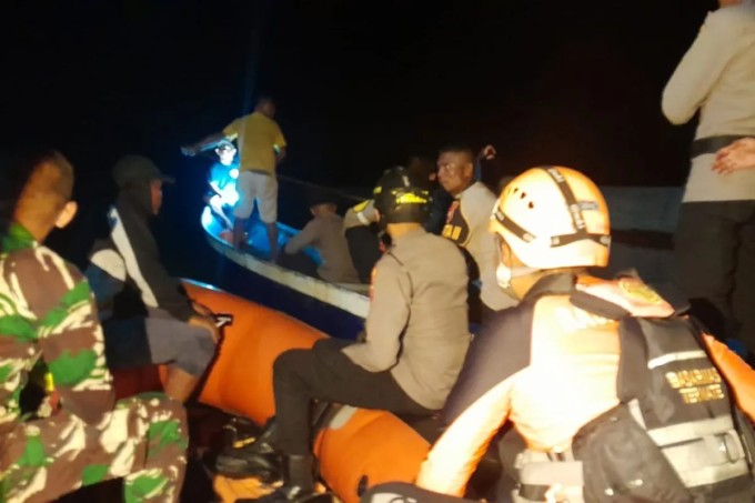 Lực lượng cứu hộ tìm kiếm con cá sấu và thi thể bé trai trên sông Inggoi, Indonesia, tối 17/12. Ảnh: Basarnas