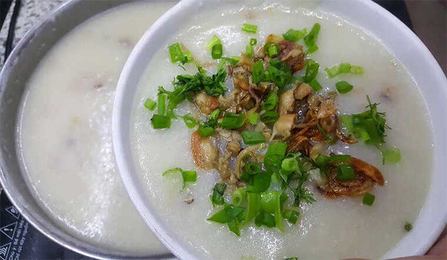 Bình dân, rẻ tiền và đơn giản mà nhiều người thích là cháo trai.