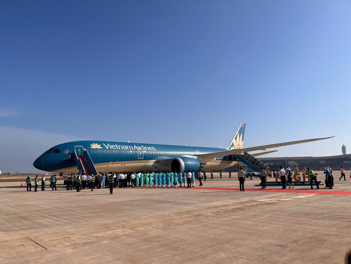 Hình ảnh chuyến bay đầu tiên hạ cánh xuống sân bay Long Thành - 2