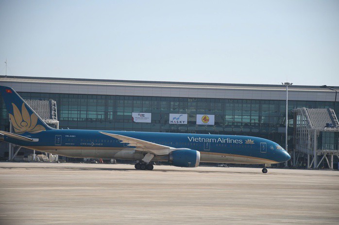 Hình ảnh chuyến bay đầu tiên hạ cánh xuống sân bay Long Thành - 4