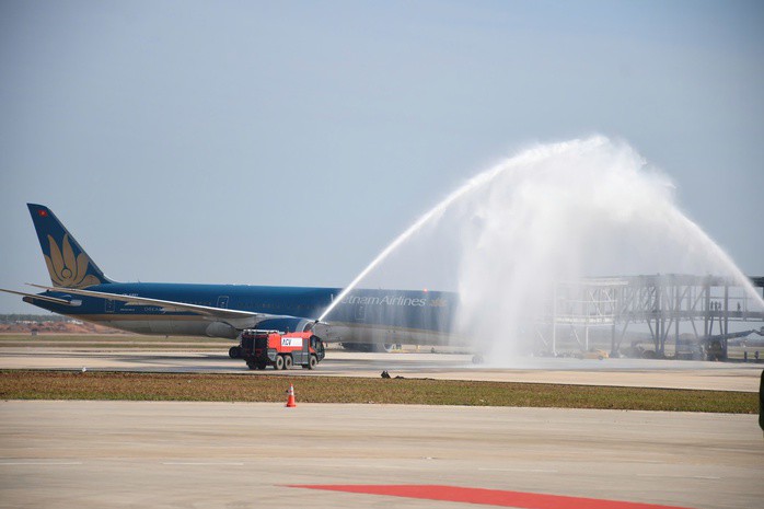Hình ảnh chuyến bay đầu tiên đáp xuống sân bay Long Thành