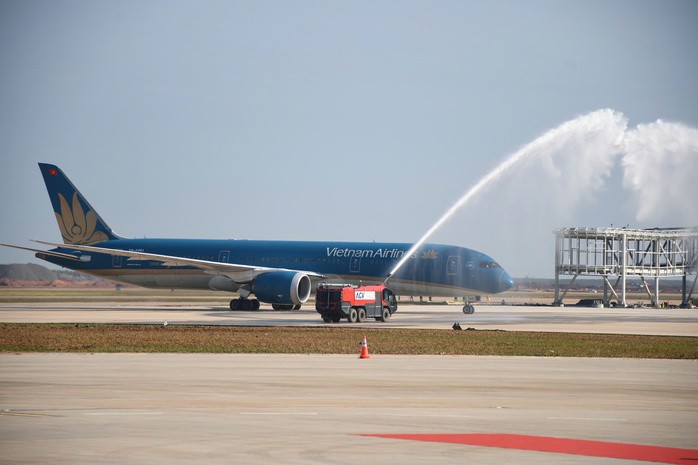 Hình ảnh chuyến bay đầu tiên hạ cánh xuống sân bay Long Thành - 11