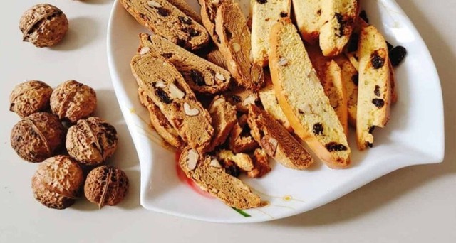 Bị viêm họng thì bạn nên tránh thức ăn cứng như bánh mì giòn, bánh quy, ngô, khoai chiên…