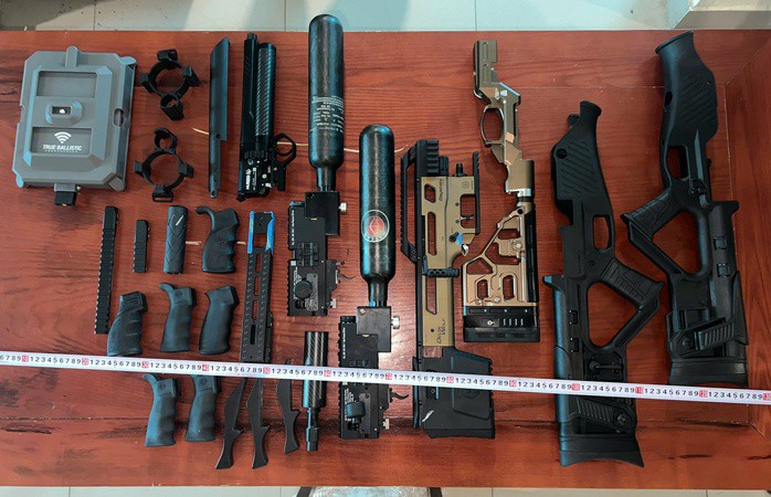 Bốn thùng các-tông chứa linh kiện lắp ráp súng bị thu giữ. Ảnh: Thanh Phan