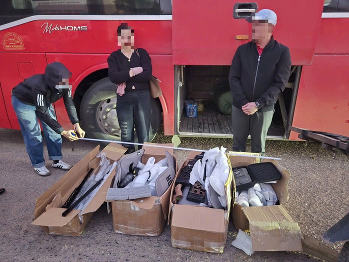 Phát hiện 4 thùng các-tông chứa linh kiện lắp ráp súng ở biên giới - 2