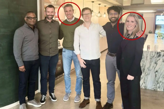 Andy Byron (thứ ba từ trái sang) và Kristin Cabot (bìa phải) khi còn làm chung công ty. Ảnh: Bain Capital Ventures