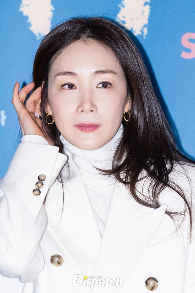 Choi Ji Woo dự buổi họp báo phim 'Sugar' tổ chức tại rạp CGV Yongsan I-Park Mall, quận Yongsan, Seoul sáng 18/12. Tờ Dispatch nhận xét ngôi sao 'thanh lịch trong bộ trang phục trắng, nụ cười rạng rỡ thu hút mọi ánh nhìn'. Nhiều khán giả trầm trồ trước làn da trắng sáng và vẻ thanh lịch nổi bật ở tuổi 50 của Choi Ji Woo, nói cô có sức hút vượt xa vẻ đẹp hình thức.