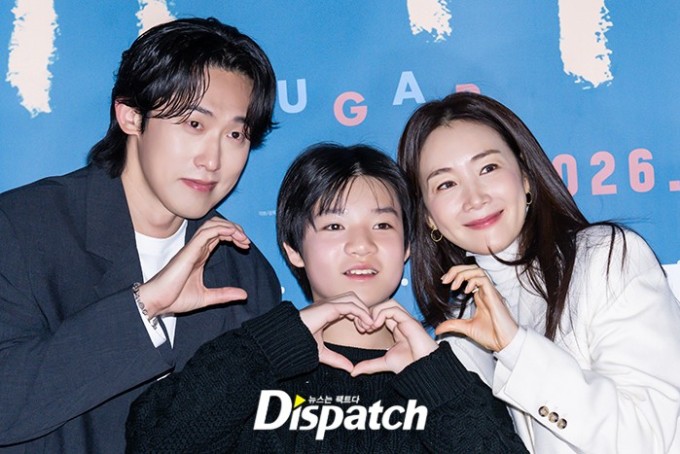 Choi Ji Woo chụp ảnh cùng hai bạn diễn, gồm tài tử Min Jin Woong và diễn viên nhí Go Dong Ha.