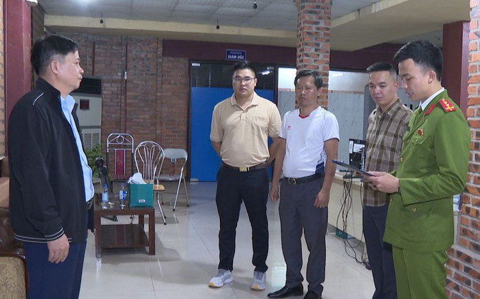 Công an thi hành lệnh khám xét nơi làm việc của Nguyễn Xuân Sơn. Ảnh: Công an Thanh Hóa