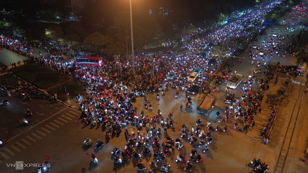 Biển người đổ ra đường mừng Việt Nam thắng Thái Lan - 2