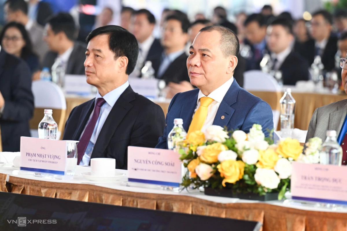 Bí thư Thành ủy Hà Nội Nguyễn Duy Ngọc và Chủ tịch Vingroup Phạm Nhật Vượng. Ảnh:&nbsp;Giang Huy