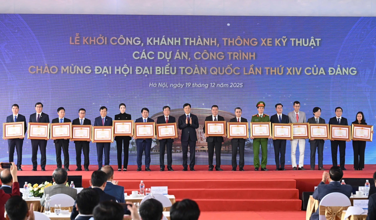 Các tổ chức, doanh nghiệp được nhận bằng khen của Thủ tướng. Ảnh:&nbsp;Giang Huy