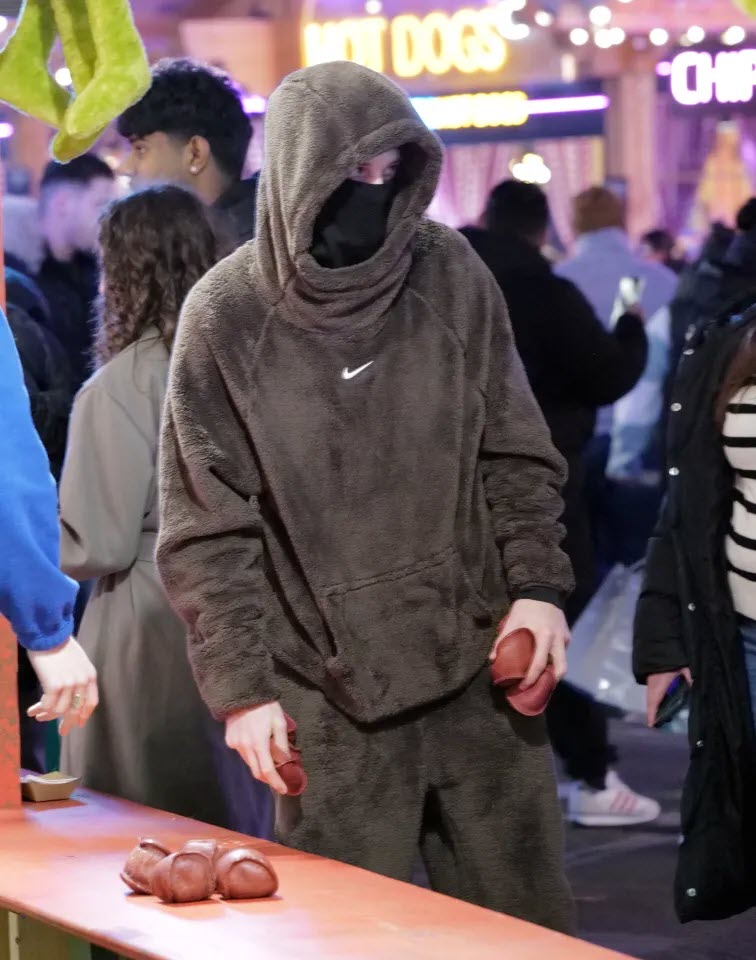 Palmer rất cố gắng che mặt nhưng vẫn có người nhận ra