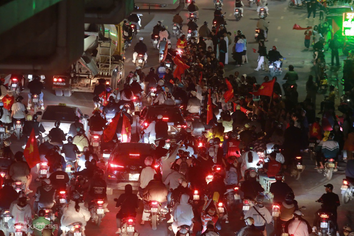 Đường Nguyễn Trãi kẹt cứng cả 5 làn đường. Dòng người đổ về trung tâm mỗi lúc một đông, mọi người hô vang Việt Nam chiến thắng, Việt Nam vô địch cùng tiếng kèn, còi xe. Ảnh: Gia Chính