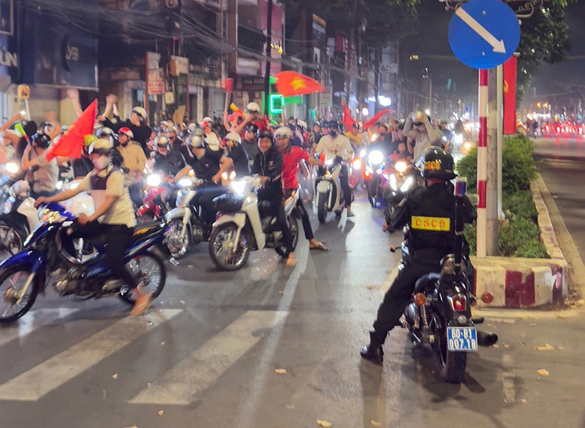 Cảnh sát cơ động Đồng Nai giữ trật tự trên đường Nguyễn Ái Quốc. Ảnh: Phước Tuấn