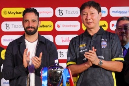 Khoảnh khắc HLV Amorim "xin vía" thầy Kim, fan MU mơ lấy cúp như bóng đá Việt Nam