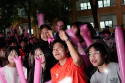 Nhạc sĩ Nguyễn Văn Chung, Duyên Quỳnh, Tiến Linh hò hét cổ vũ Seagame 33 cùng sinh viên