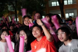 Nhạc sĩ Nguyễn Văn Chung, Duyên Quỳnh, Tiến Linh hò hét cổ vũ Seagame 33 cùng sinh viên