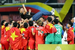 Vì sao HLV Kim Sang Sik không được chủ nhà Thái Lan trao HCV SEA Games?