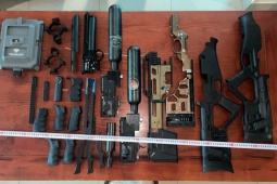 Phát hiện 4 thùng các-tông chứa linh kiện lắp ráp súng ở biên giới