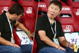 Thầy Kim ăn chuối chờ nhận HCV cùng U22 Việt Nam, hành động tri ân "bảo bối"