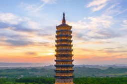 Có gì bên trong bảo tháp cao nhất châu Á thu hút du khách ở Ninh Bình?
