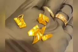 Săn vàng ròng từ logo máy điều hòa cũ