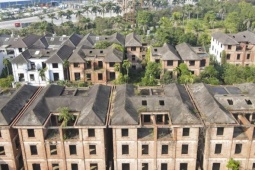 Hàng loạt biệt thự tiền tỷ phủ cỏ dại, phơi mình giữa nắng mưa ở Bắc Ninh