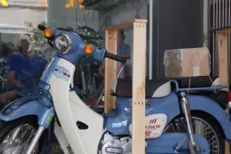 Bản độ ‘nhẹ’ Honda Super Cub 50 Final Edition giá trên 100 triệu đồng