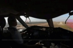 Ba chuyến bay chở khách lần lượt đáp xuống sân bay Long Thành