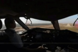 Ba chuyến bay chở khách lần lượt đáp xuống sân bay Long Thành