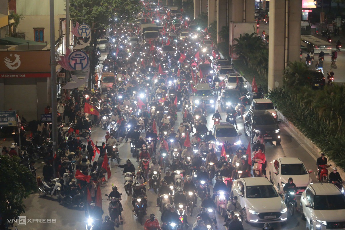 Biển người đổ ra đường mừng Việt Nam thắng Thái Lan - 56