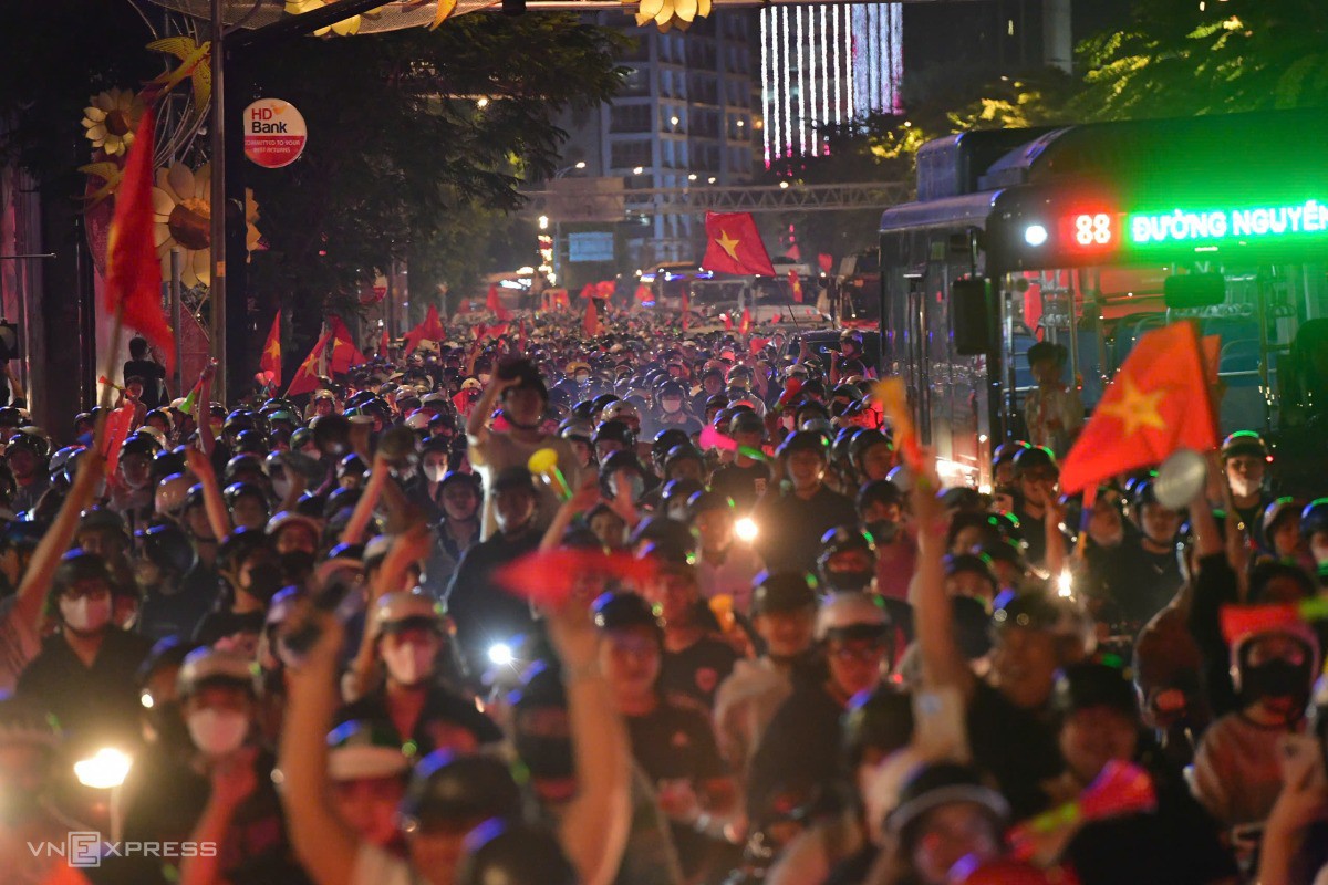 Hàng chục nghìn người trên đường Tôn Đức Thắng, quận 1 cũ. Ảnh: Thanh Tùng