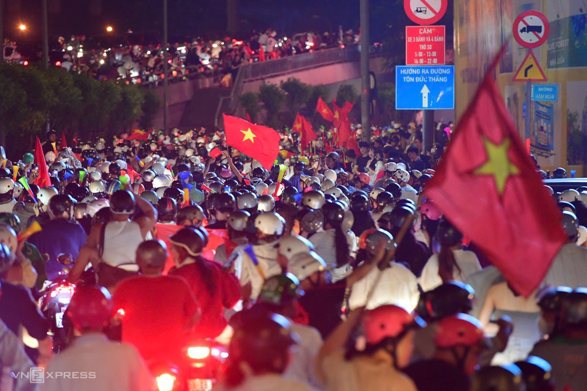 Đường Tôn Đức Thắng đoạn gần cầu Khánh Hội, dòng người ken đặc, mang theo cờ, kèn trống hò reo. Ảnh: Thanh Tùng
