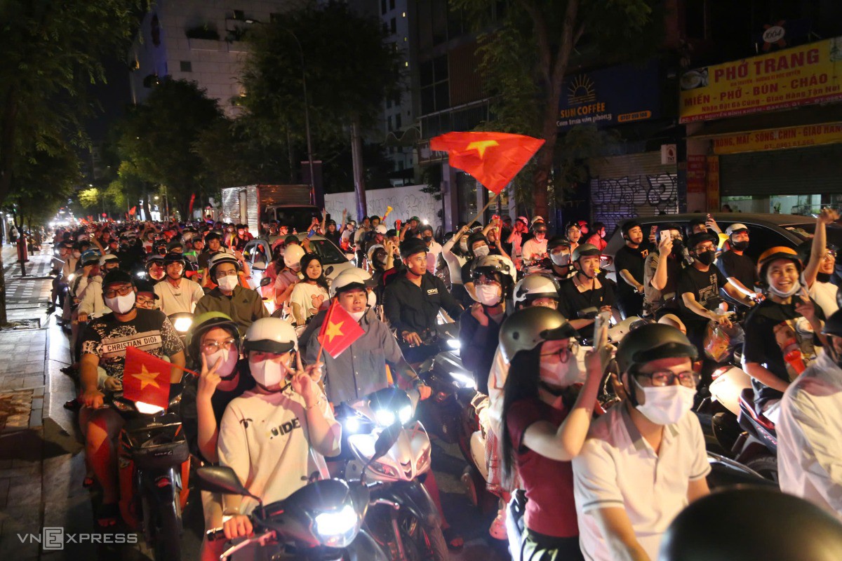 Tại giao lộ Nguyễn Bỉnh Khiêm - Nguyễn Thị Minh Khai, hàng nghìn người cũng dồn về vào trung tâm thành phố mừng chiến thắng. Ảnh: Đình Văn