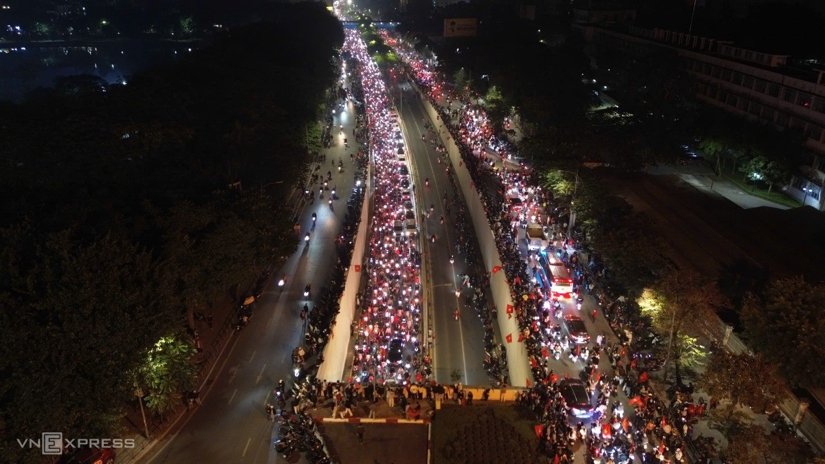 Biển người đổ ra đường mừng Việt Nam thắng Thái Lan - 3