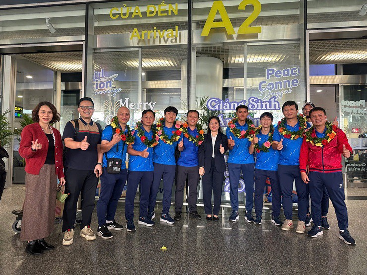 U22 Việt Nam mang HCV SEA Games về nước: Fan đón chào nồng nhiệt - 20