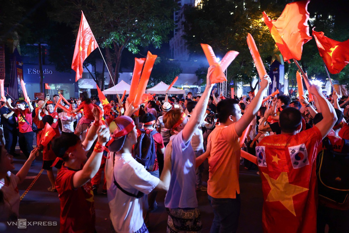 Người dân, du khách nhảy cùng nhau mừng tuyển Việt Nam đánh bại Thái Lan. Ảnh: Quỳnh Trần