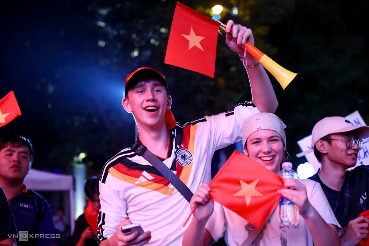 Du khách người Đức cầm cờ Việt Nam cổ vũ đội tuyển. Ảnh: Quỳnh Trần