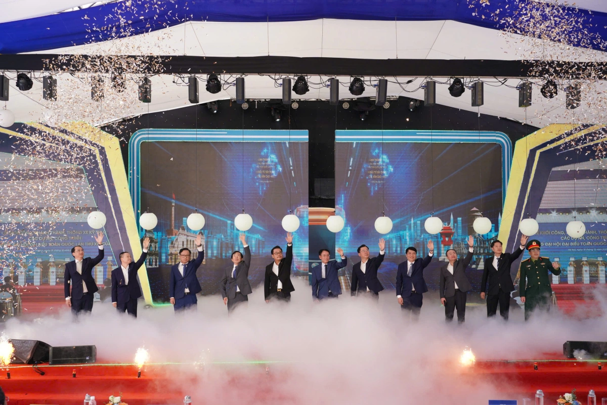 Các đại biểu thực hiện nghi thức khởi công tuyến metro Văn Cao - Hòa Lạc tại Hà Nội. Ảnh:&nbsp;Hoàng Giang