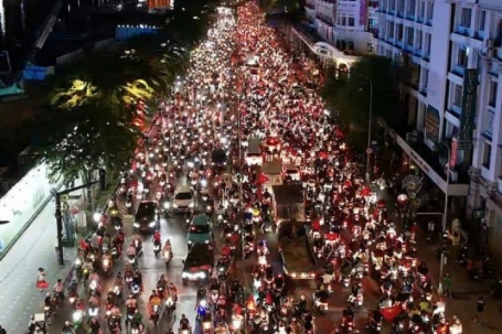 Dòng người tràn xuống đường ăn mừng chiến thắng của Việt Nam