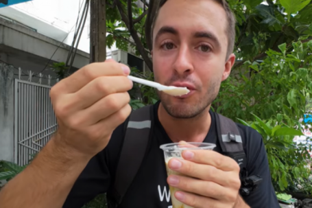 Khách Tây thử món lạ ở TPHCM, mềm như tan trong miệng, giá chỉ 15.000 đồng