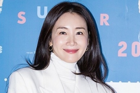 Choi Ji Woo ghi điểm với phong cách thanh lịch ở tuổi 50