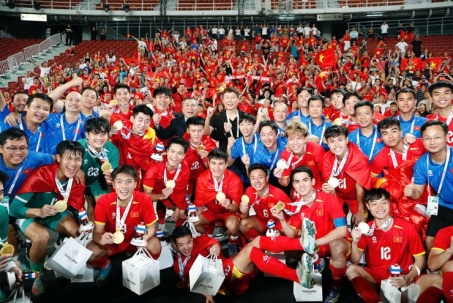 Trực tiếp U22 Việt Nam mang HCV SEA Games về nước: Biển người chào đón những người hùng