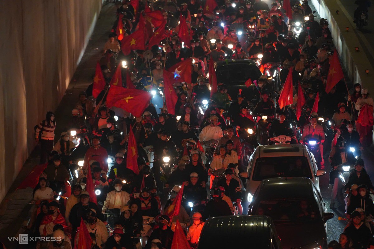 Lúc 0h, hầm Kim Liên vẫn tắc dài hàng km chiều Đại Cồ Việt - Xã Đàn. Dòng người đứng chật kín hai lối ra vào hầm mang theo cờ đỏ sao vàng, kèn trống. Ảnh: Hoàng Giang