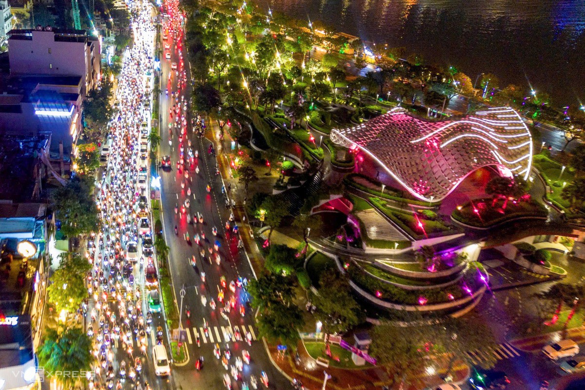 Biển người đổ ra đường mừng Việt Nam thắng Thái Lan - 8