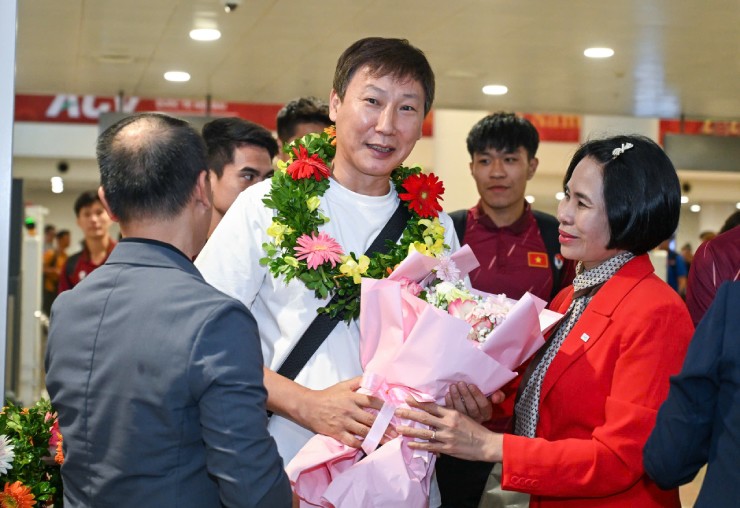 U22 Việt Nam mang HCV SEA Games về nước: Fan đón chào nồng nhiệt - 1